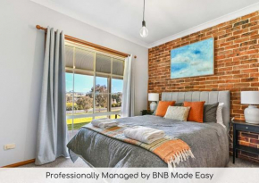 Highfields - Rural Entertainer with Valley Views